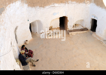 Berber paar sitzen in ihren Höhlenwohnungen Höhle Haus Matmata Tunesien Stockfoto