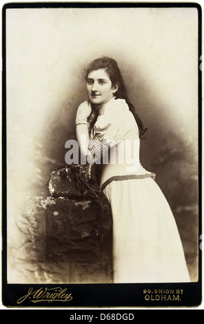 Viktorianische Frau Cartes de Visite Studioportrait ca. 1880 s vom Fotografen J. Wrigley von Oldham Stockfoto