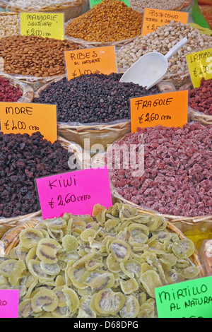 getrocknete Früchte in großen Körben für den Verkauf von lokalen italienischen Market Lebensmittelgeschäft Stockfoto