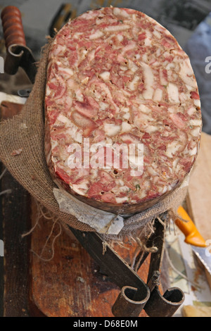 lecker und riesige Salami und Brot verkauft Straßenmarkt Stockfoto