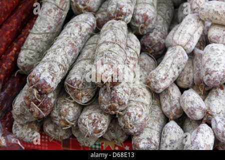 Reihe von Salamis und würzige Wurst mit Paprika für den Verkauf auf dem lokalen Markt in Italien Stockfoto