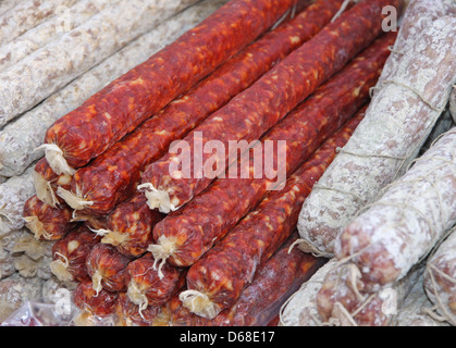 Reihe von Salamis und Paprikawürste mit Knoblauch zum Verkauf auf dem lokalen Markt in Italien Stockfoto