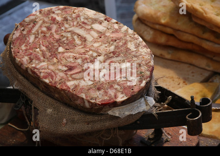 lecker und riesige Salami und Brot auf dem italienischen Straße Markt verkauft Stockfoto