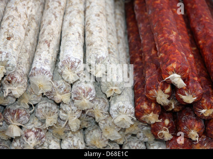 Reihe von Salamis und Paprikawurst zum Verkauf auf dem lokalen Markt in Italien Stockfoto