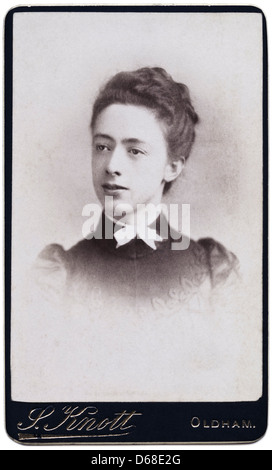 Viktorianische Frau Cartes de Visite Studioportrait um 1890 vom Fotografen J. Knott von Oldham Stockfoto