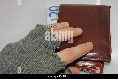 Hand des armen Mannes, der eine Brieftasche voller Geld stiehlt Stockfoto