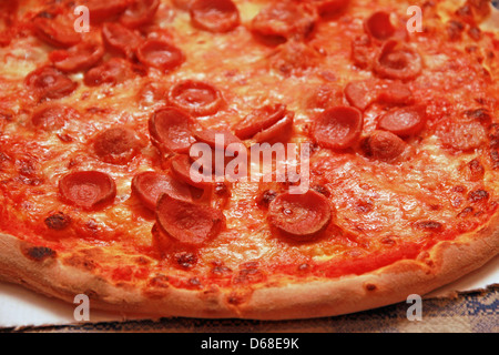 Ausgezeichnete Pizza gebacken auf holzbefeuerten Ofen mit Würstchen Stockfoto