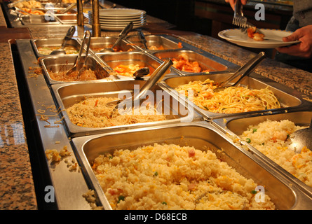 kantonesischer Reis und Soja-Spaghetti mit Erbsen zum Verkauf in einer Suppenküche Stockfoto