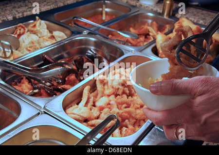 Stahl Behälter gefüllt mit gebratenem Fleisch und Fisch im Self-Service restaurant Stockfoto