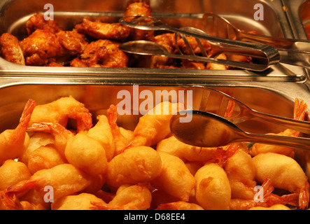 Stahl Behälter gefüllt mit gebratenem Fleisch und Fisch im Self-Service restaurant Stockfoto