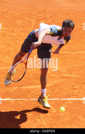 MONTE CARLO, MONACO - 15 APRIL: Gilles Simon von Frankreich schlägt den Ball während des Spiels mit Roberto Baustista-Agut von Spanien (nicht abgebildet) am ersten Tag des ATP Monte Carlo Masters, am Monte-Carlo Sporting Club am 15. April 2013 in Monte-Carlo, Monaco. (Foto von Mitchell Gunn/ESPA) Stockfoto