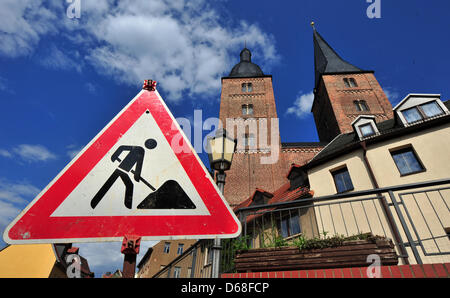 Die so genannte Rote Rollen (rote Spitzen) sind in Altenburg, Deutschland, 10. Juli 2012 abgebildet. Die römischen Türme sind die letzten verbliebenen Teile der Marienkirche. Foto: Martin Schutt Stockfoto