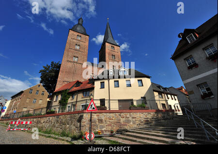 Die so genannte Rote Rollen (rote Spitzen) sind in Altenburg, Deutschland, 10. Juli 2012 abgebildet. Die römischen Türme sind die letzten verbliebenen Teile der Marienkirche. Foto: Martin Schutt Stockfoto