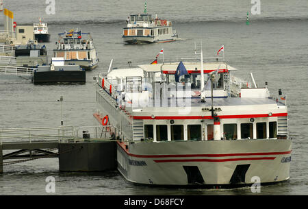 (Dpa-Datei) - ein Datei-Bild vom 26. April 2009 zeigt ein Flusskreuzfahrtschiff an einem Steg in der Nähe von Magdeburg, Deutschland. Touren auf der Elbe bieten schwimmen Hotels für Touristen. Foto: Jens Wolf Stockfoto