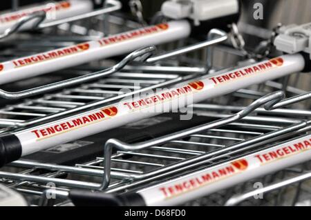 (Dpa-Datei) - ein Datei-Bild datiert 14. Juli 2012 zeigt Einkaufswagen vor einem Supermarkt der Kette Tengelmann in Mülheim, Deutschland. Die Unternehmensgruppe Tengelmann präsentiert seine jährlichen Zahlen in einem Pressegespräch am Jahresergebnis am 12. Juli 2012. Foto: Henning Kaiser Stockfoto