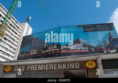 Ein Schild mit der Aufschrift "The Cinema für Premieren" wurde über dem Eingang zum Zoo Palast gelegt, die derzeit im Bau in Berlin, Deutschland, 12. Juli 2012 ist. Filme im Zimmer ohne Klimaanlage scheint ein Konzept der Vergangenheit sein. Kinos werden ausgebaut. CinemaxX-Gründer Flebbe investiert derzeit 4,5 Millionen Euro in das Kino Zoo Palast Stockfoto