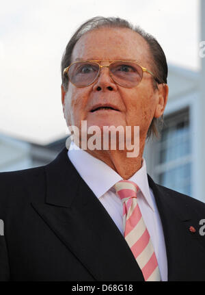 Britischer Schauspieler Sir Roger Moore nimmt an der Eröffnung des Hotel "Bell Rock" im Freizeitpark "Europapark" in Rust, Deutschland, 12. Juli 2012. Foto: Patrick Seeger Stockfoto