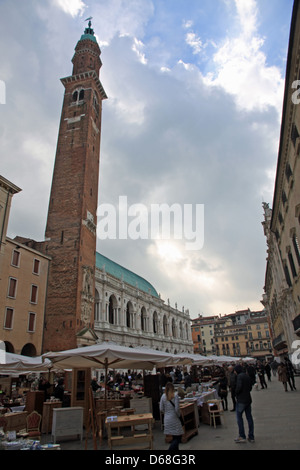 Stände der Antike und Vintage Markt in Hauptplatz und dem Uhrturm Stockfoto