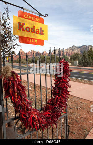 Chilis auf einem Zaun in Sedona, Arizona, USA Stockfoto