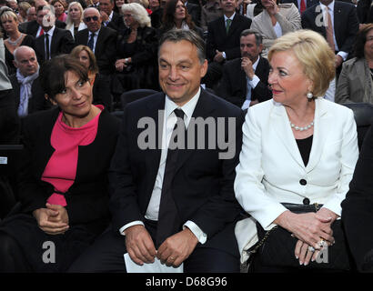 Hungarian Prime Minister Viktor Orban (C), seine Frau Aniko Levari (L) und Liz Mohn, Vorstandsmitglied der Bertelsmann Stiftung sitzen nebeneinander an der Eröffnung der Thurn-Und-Taxis-Schlossfestspiele auf dem Innenhof des Schlosses St. Emmeram in Regensburg, Deutschland, 13. Juli 2012. Erwartet werden etwa 30 000 Besucher bei der 10-Jahres-Jubiläum des Festivals bis 22. Juli 2012. Phot Stockfoto