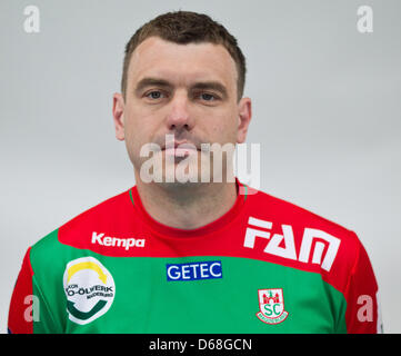 Bartosz Jurecki des Handball-Bundesligisten SC Magdeburg ist der offizielle Fototermin der Mannschaft für die neue Bundesliga-Saison 2012/13 in der Getec-Arena in Magdeburg, Deutschland, 13. Juli 2012 abgebildet. Foto: Jens Wolf Stockfoto