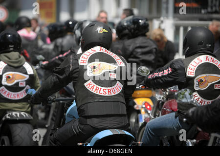 Mitglieder des Motorradclubs Hells Angels besuchen eine Protestaktion in Frankfurt Main, Deutschland, 14. Juli 2012. Rund 300 Mitglieder des Motorrad-Clubs initiierte ein Autokorso durch die Stadt Frankfurt zum protest gegen das Verbot des Motorrad-Clubs. Foto: FREDRIK VON ERICHSEN Stockfoto