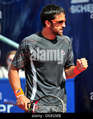 Serbiens Janko Tipsarevic Jubel im Viertelfinale Spiel gegen Brasiliens Bellucci während des ATP-Turniers am Weißenhof in Stuttgart, Deutschland, 14. Juli 2012. Foto: Jan-Philipp Strobel Stockfoto