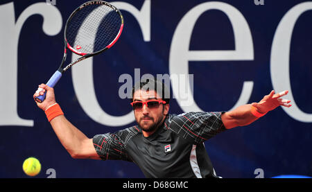 Serbiens Janko Tipsarevic schlägt den Ball während des Spiels Viertelfinale gegen Brasilien Bellucci während des ATP-Turniers am Weißenhof in Stuttgart, Deutschland, 14. Juli 2012. Foto: Jan-Philipp Strobel Stockfoto