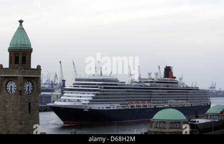 (Dpa-Datei) - ein Datei-Bild datiert 29. April 2012 zeigt Kreuzfahrtschiff "Queen Elizabeth" Ankunft am Hafen in Hamburg, Deutschland. Am 15. Juli 2012 werden die Queen Elizabeth 2 und Queen Mary 2 Kreuzfahrt-Schiffe in Hamburg ankommen. Foto: Daniel Bockwoldt Stockfoto