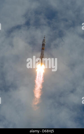 Die Sojus TMA - 05M-Rakete startet vom Weltraumbahnhof Baikonur in Baikonur, Kasachstan, 15. Juli 2012. Die Rakete trägt Expedition 32 Sojus Commander Yuri Malenchenko, NASA Flight Engineer Sunita Williams und JAXA (Japan Aerospace Exploration Agency) Flight Engineer Akihiko Hoshide zur internationalen Raumstation ISS. . Obligatorische Credit: Carla Cioffi / NASA über CNP Stockfoto