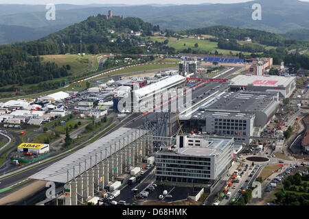 (Datei) - Dpa-Datei zeigt ein Bild vom 9. Juli 2009 den Neubau Komplex von der Projekt-Freizeitpark Nürburgring in Nuerburg, Deutschland, 9. Juli 2009. Das deutsche Bundesland Rheinland-Pfalz wurde den Mietvertrag der Entwickler beendet. Foto: Thomas Frey Stockfoto