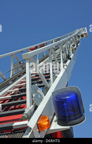 Treppe-Riser und blauen LKW Sirene der Feuerwehr im Notfall Stockfoto