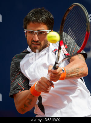 Serbiens Janko Tipsarevic dient gegen Argentiniens Monaco während das Finale des ATP-Turniers am Weißenhof in Stuttgart, Deutschland, 15. Juli 2012. Foto: Marijan Murat Stockfoto