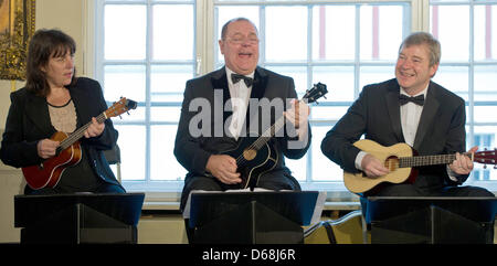 Mitglieder von der "Ukulele Orchestra of Great Britain" ausführen während einer Pressekonferenz in Berlin, Deutschland, 16. Juli 2012. Das Ensemble präsentiert ihr neue Album "Uke-Werk - Leben in Deutschland", die im September 2012 erscheinen wird. Foto: SOEREN STACHE Stockfoto