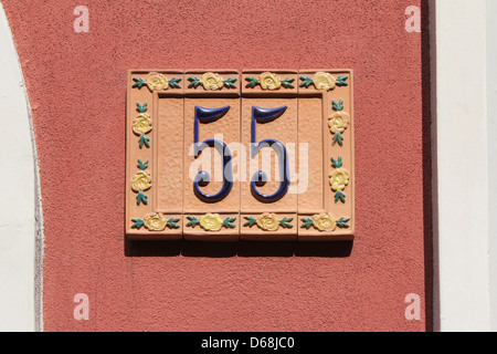 Nummer 55, Haus Adresse Platte Stockfoto