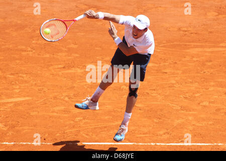 15. April 2013 - Monte Carlo, Monaco - MONTE CARLO, MONACO - 15 APRIL: Roberto Baustista-Agut von Spanien schlägt den Ball während des Spiels mit Gilles Simon von Frankreich (nicht abgebildet) am ersten Tag des ATP Monte Carlo Masters, am Monte-Carlo Sporting Club am 15. April 2013 in Monte-Carlo, Monaco. (Foto von Mitchell Gunn/ESPA) Stockfoto