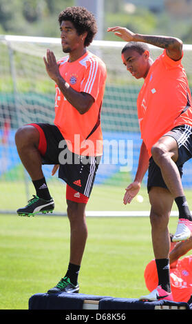 FC Bayern Dante (L) und Luiz Gustavo üben während einer Trainingseinheit auf den Bundesliga-Verein-Trainingslager in Arco, Italien, 17. Juli 2012. Bis zum 20. Juli 2012 vorbereiten der Bundesliga Saison 2012 / 13 München Spieler in Arco. Foto: KARL-JOSEF HILDENBRAND Stockfoto