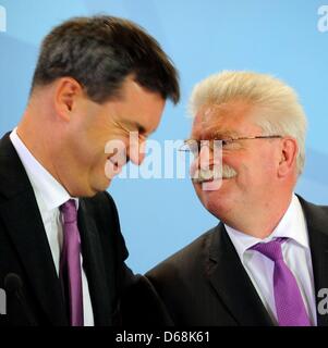 Finanzminister von Bayern Markus Soeder (L) spricht mit stellvertretender Ministerpräsident und Wirtschaftsminister Martin Zeil im Rahmen einer Pressekonferenz in der Staatskanzlei in München, 17. Juli 2012. Soeder und Zeil sprechen über die Gründe für die anhängigen Beschwerde gegen die staatliche Ausgleichszahlungen. Foto: NICOLAS ARMER Stockfoto