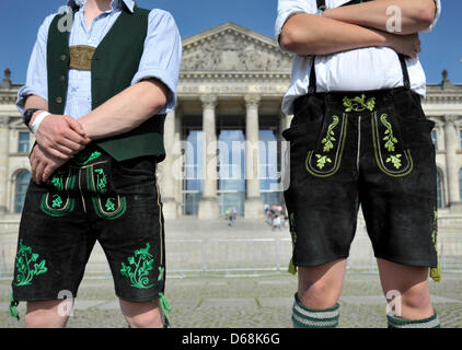 (DATEI) Eine Archivfoto vom 4. Juli 2012 zeigt zwei bayerischen Touristen steht man vor dem Reichstag in Berlin, Deutschland. Bayern stellen eine Beschwerde gegen dem Bundesverfassungsgericht gegen die staatliche Ausgleichszahlungen. Foto: Markus Heine Stockfoto