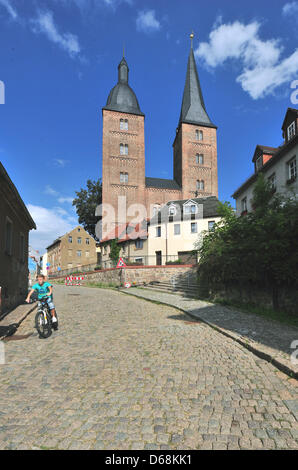 Die so genannte rote Türme sind in Altenburg, Deutschland, 10. Juli 2012 abgebildet. Die romanischen Türme sind die letzten verbliebenen Teile der Marienkirche. Friedrich i., Kaiser des Heiligen Römischen Reiches selbst war bei der Einweihung im Jahre 1172 anwesend. Foto: Martin Schutt Stockfoto