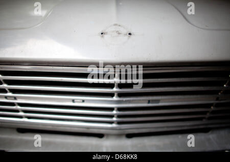 Das Opel-Logo ist immer noch erkennbar auf der Motorhaube eines alten Kadett auf einem Parkplatz in Berlin-Schöneberg, Deutschland, 15. Juli 2012. Angeschlagenen Autobauer Opel steckt in seiner Absatzkrise. Im Juni ist Opel der größte Verlierer in der schwachen europäischen Pkw-Markt. Neue Registrierungen für Opel und Vauxhall Vehichles wie im Vormonat um 12,2 procent, 88.252, Accordi gesunken Stockfoto