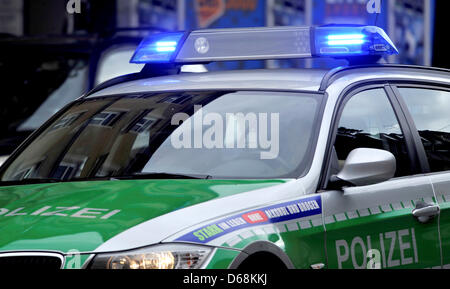 Ein Polizeiauto mit Blitzleuchten blau fährt auf Rosenheimerstrasse in München, 17. Juli 2012. Foto: Frank Leonhardt Stockfoto