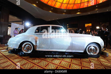 Ein Rolls-Royce Silver Cloud aus Dem Jahre 1962, der Mit Unzähligen Swarovski-Kristallen Beklebt ist, Steht bin Quantenelektrodynamik (17.07.2012) in München (Oberbayern) Bei Einer Charity-Veranstaltung Im Hotel Vierjahreszeiten. Der Rolls-Royce Wurde in Drei Jahren Mit ca. Einer Million Swarovski Kristallen Beklebt Und Soll in Den Nächsten Monaten Höchstbietend Zur Gunsten der Stiftung "Hilfe in Stockfoto