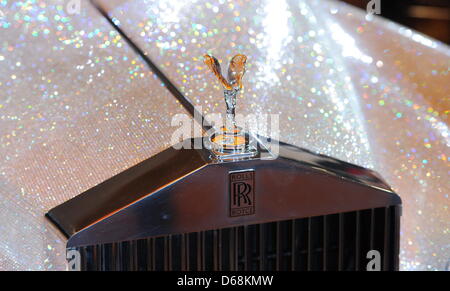 Ein Rolls-Royce Silver Cloud aus Dem Jahre 1962, der Mit Unzähligen Swarovski-Kristallen Beklebt ist, Steht bin Quantenelektrodynamik (17.07.2012) in München (Oberbayern) Bei Einer Charity-Veranstaltung Im Hotel Vierjahreszeiten. Der Rolls-Royce Wurde in Drei Jahren Mit ca. Einer Million Swarovski Kristallen Beklebt Und Soll in Den Nächsten Monaten Höchstbietend Zur Gunsten der Stiftung "Hilfe in Stockfoto