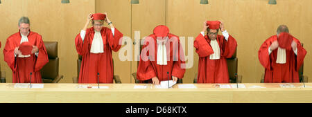 Der erste Senat des Bundesverfassungsgerichts (BVerfG) mit Michael Eichberger (L-R), Susanne Baer, Ferdinand Kirchhof (Vorsitzender), Reinhard Gaier und Wilhelm Schluckebier verkündet sein Urteil über die Frage, wenn Asylbewerber mehr Sozialleistungen zustehen. Nach dem Urteil verletzen Nennströme von Sozialversicherungsleistungen das Grundrecht auf eine su Stockfoto