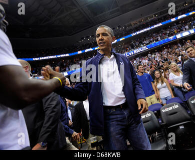 US-Präsident Barack Obama besucht die Hauptstadt-gebundenen US-Männer national Basketball Team-Spiel gegen Brasilien im Verizon Center in Washington, DC, USA, 16. Juli 2012. Foto: Leslie E. Kossoff / Pool über CNP Stockfoto