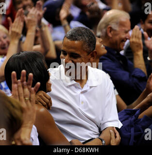 US-Präsident Barack Obama küsst First Lady Michelle Obama, wie sie auf die 'Kiss Cam' bei der Hauptstadt-gebundenen US-Männer nationale Basketball-Team-Spiel gegen Brasilien im Verizon Center in Washington, DC, USA, 16. Juli 2012 erscheinen. Dies war ihre zweite Chance, da sie nicht früher im Spiel zu küssen, wenn sie auf die "Kiss Cam" waren. Foto: Leslie E. Kossoff / Po Stockfoto