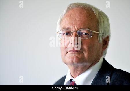 Strafrichter Joachim Eckert ist das Oberlandesgericht in München, Deutschland, 18. Juli 2012 abgebildet. 64 Jahre alten Eckert leitet die 6. Strafkammer und ist spezialisiert auf Wirtschaftsrecht. Das executive Committee ernannte Richter Joachim Eckert und amerikanischen Staatsanwalt Garcia als Stühle der beiden neuen Kammern der Ethikkommission bei der FIFA. Foto: FRANK LEONHARDT Stockfoto