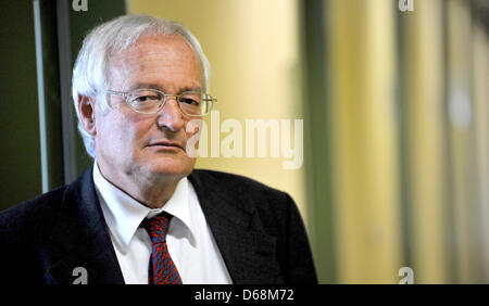 Strafrichter Joachim Eckert ist das Oberlandesgericht in München, Deutschland, 18. Juli 2012 abgebildet. 64 Jahre alten Eckert leitet die 6. Strafkammer und ist spezialisiert auf Wirtschaftsrecht. Das executive Committee ernannte Richter Joachim Eckert und amerikanischen Staatsanwalt Garcia als Stühle der beiden neuen Kammern der Ethikkommission bei der FIFA. Foto: FRANK LEONHARDT Stockfoto