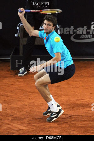 Frankreichs Gilles Simon spielt gegen Deutschlands Haas beim ATP World Tour 500 Turnier am Rothenbaum in Hamburg, Deutschland, 18. Juli 2012. Foto: Angelika Warmuth Stockfoto